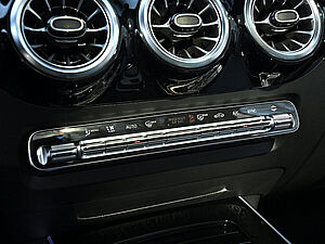 Mercedes-Benz GLA 220 4M AMG Line 13 navigation