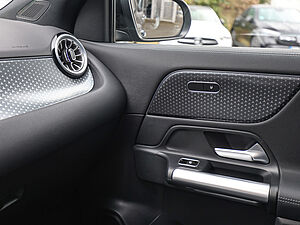 Mercedes-Benz GLA 180 Edition 17 navigation