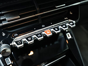 Peugeot 208 Neuer Allure HYBRID 100 e-DSC6 15 navigation