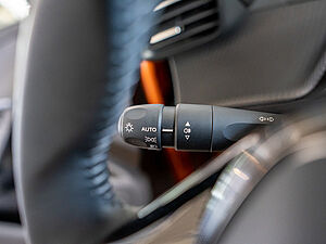 Peugeot 2008 e-Active Elektromotor 136 Automatik 16 navigation