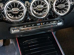 Mercedes-Benz GLA 250 e Style 12 navigation