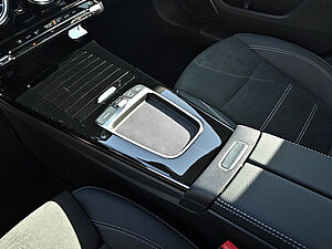 Mercedes-Benz A 200 AMG Line 12 navigation