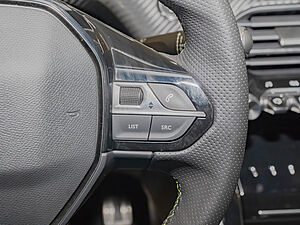 Peugeot 2008 e-GT Elektromotor 136 20 navigation