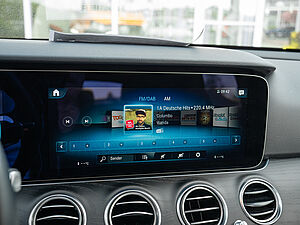 Mercedes-Benz E 300 e T AMG Line 11 navigation