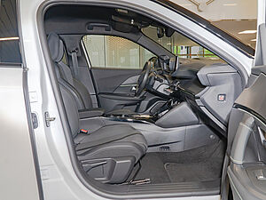 Peugeot 2008 e-GT Elektromotor 136 2 navigation