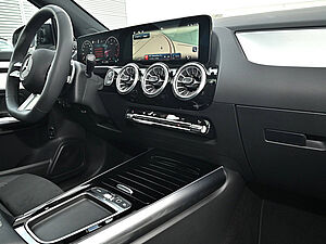 Mercedes-Benz GLA 200 AMG Line 6 navigation