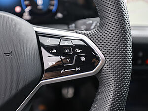 Volkswagen Golf VIII Variant R-Line 1,5 l eTSI DSG 22 navigation