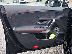 Mercedes-Benz CLA 180 AMG Line Edition 30 navigation