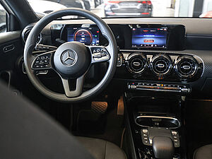 Mercedes-Benz A 250 e 9 navigation