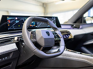 Peugeot 5008 GT HYBRID 136 e-DSC6 19 navigation