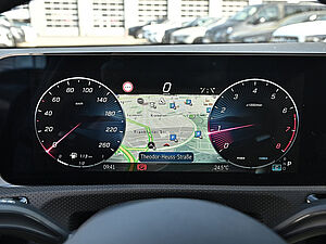 Mercedes-Benz A 200 AMG Line 14 navigation