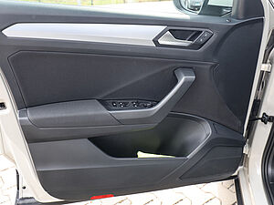 Volkswagen T-Roc Life 1.5 l TSI DSG 31 navigation