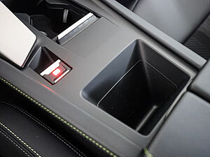Peugeot 408 GT HYBRID 145 e-DSC6 16 navigation