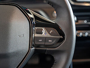 Peugeot 2008 e-Active Elektromotor 136 Automatik 15 navigation