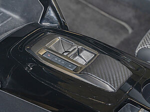 Peugeot 2008 e-GT Elektromotor 136 18 navigation