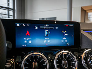 Mercedes-Benz GLA 180 Edition AMG Line AHK 9 navigation