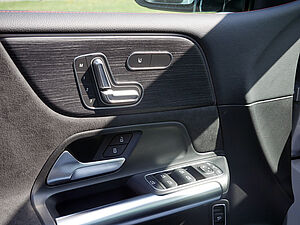 Mercedes-Benz B 200 AMG Line 17 navigation