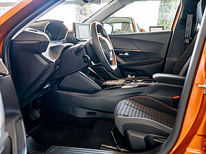 Peugeot 2008 e-Active Elektromotor 136 Automatik 19 navigation