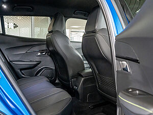 Peugeot 2008 e-GT Elektromotor 136 4 navigation