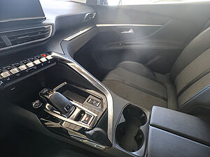 Peugeot 5008 Allure BlueHDi 130EAT8 AHK 16 navigation