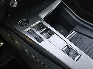 Peugeot 408 GT HYBRID 136 e-DSC 14 navigation