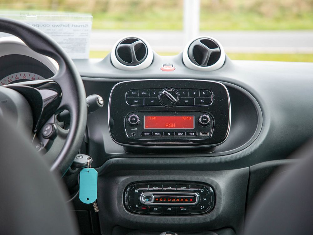 Smart fortwo coupe EQ BAD Klima Bluetooth Tempomat 16
