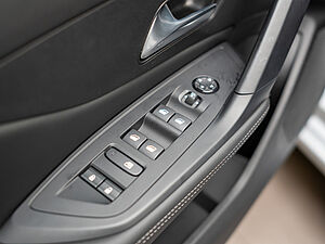 Peugeot 308 SW Allure PureTech 130 EAT8 19 navigation