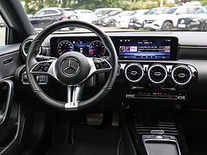 Mercedes-Benz A 180 Progressive Advanced 9 navigation