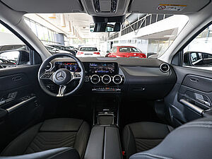 Mercedes-Benz GLA 180 Progressive Advanced 8 navigation