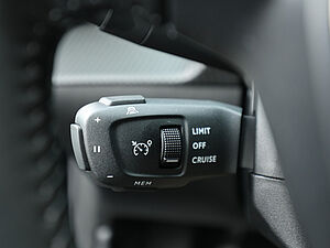 Peugeot 208 Neuer Allure PureTech 100 30 navigation