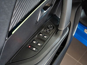 Peugeot 2008 e-GT Elektromotor 136 19 navigation