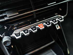 Peugeot 2008 STYLE HYBRID 145 e-DSC6 14 navigation