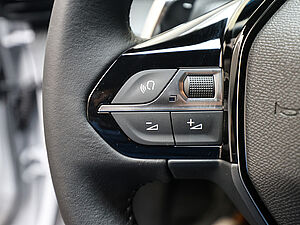 Peugeot 2008 STYLE HYBRID 145 e-DSC6 20 navigation