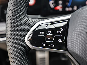 Volkswagen Golf VIII Variant R-Line 1,5 l eTSI DSG 27 navigation
