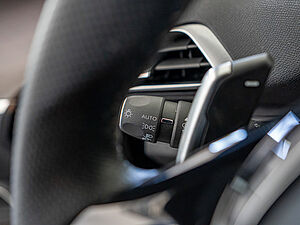 Peugeot 3008 GT 300 Hybrid4 Allrad 16 navigation