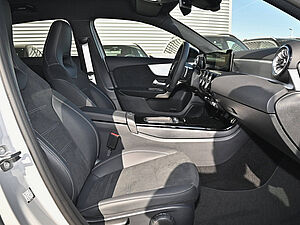 Mercedes-Benz A 200 AMG Line 2 navigation