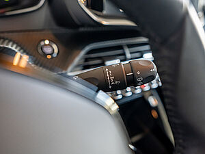 Peugeot 2008 e-Active Elektromotor 136 Automatik 17 navigation