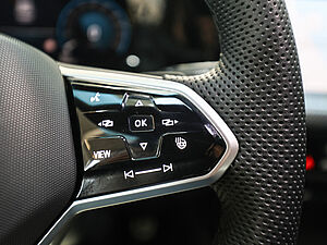 Volkswagen Golf VIII Variant R-Line 1,5 l eTSI DSG 29 navigation
