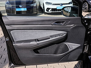 Volkswagen Golf VIII Variant R-Line Black 1.5 l eTSI DSG 32 navigation