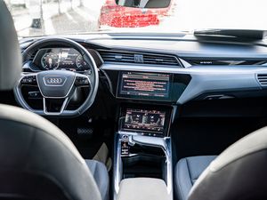 Audi e-tron advanced 50 quattro 8 navigation