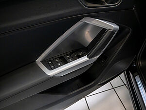Audi Q3 S line 35 TDI quattro S tronic 27 navigation