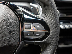 Peugeot 2008 GT HYBRID 145 e-DSC6 15 navigation