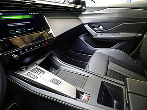 Peugeot 408 GT HYBRID 145 e-DSC6 18 navigation
