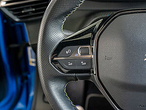 Peugeot 2008 e-GT Elektromotor 136 13 navigation