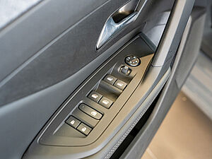 Peugeot 308 SW Allure HYBRID 136 e-DSC6 19 navigation