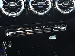 Mercedes-Benz A 180 AMG Line 11 navigation