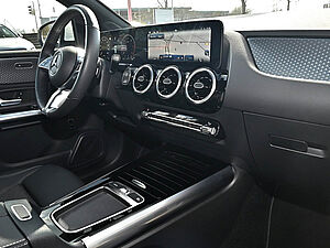 Mercedes-Benz B 200 d Progressive 9 navigation