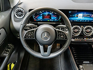 Mercedes-Benz GLA 250 e Style 9 navigation