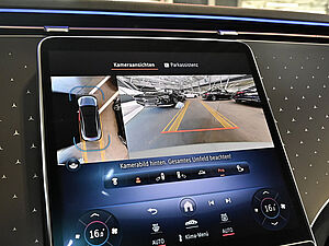 Mercedes-Benz EQE 350 AMG Line 12 navigation