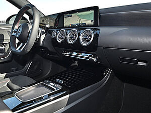Mercedes-Benz A 180 AMG Line 6 navigation